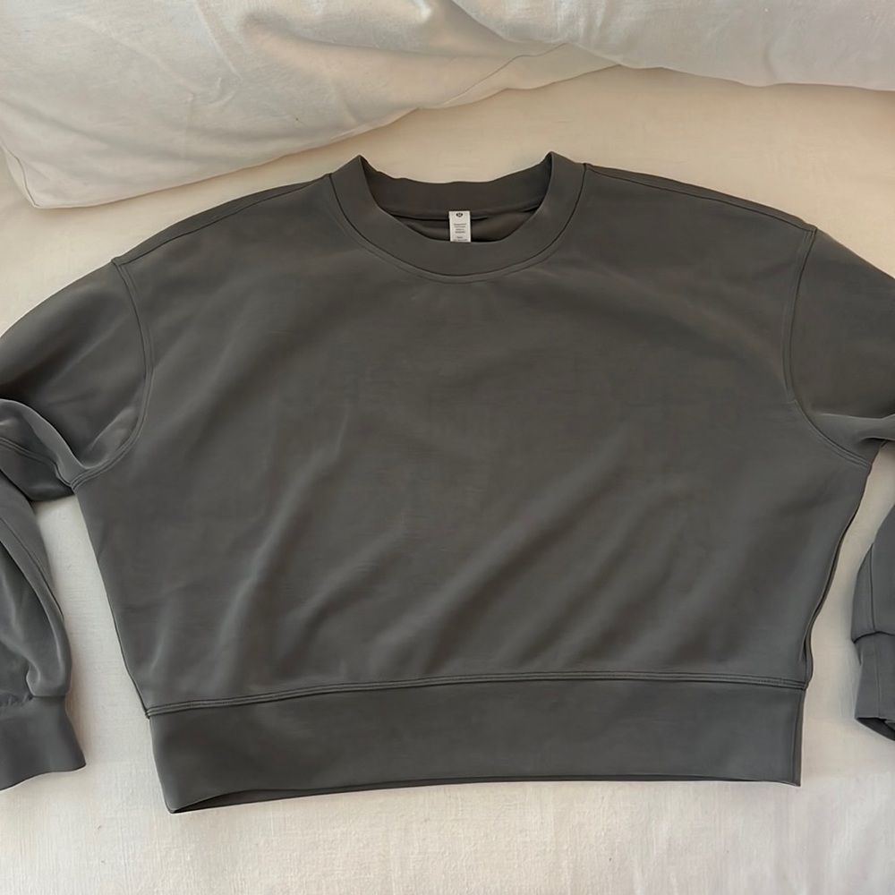 Lululemon cropped sweatshirt in brand new condition!